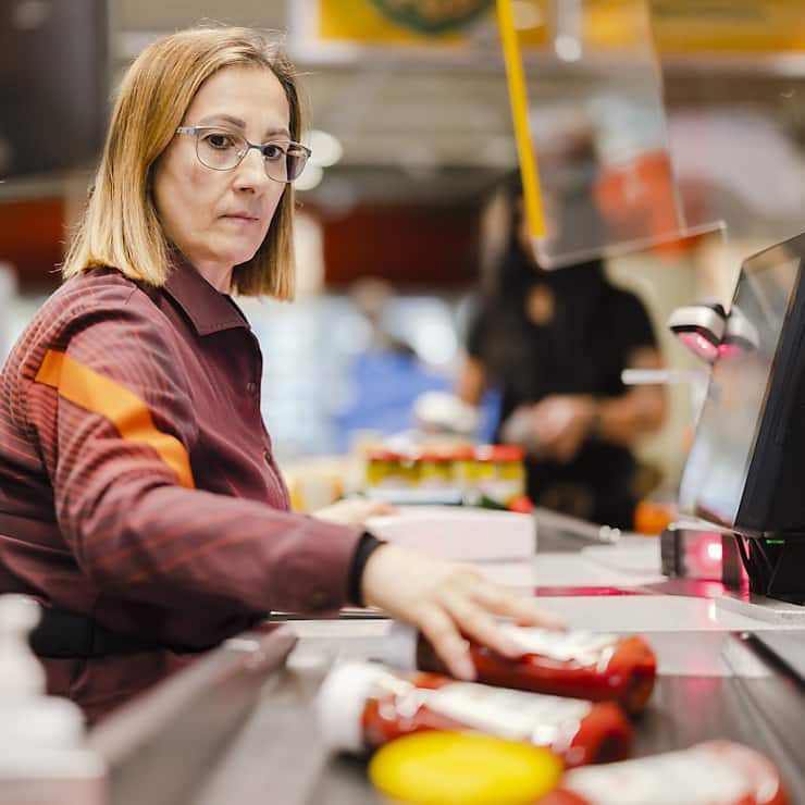 Migros va accorder la priorité au relèvement de la rémunération des employés affichant les plus bas salaires, avec à la clef une hausse minimale mensuelle de 50 francs pour un poste à temps plein.  (archives)