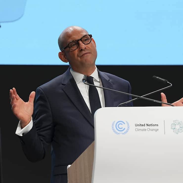 "Il est temps de montrer que la coopération mondiale n'est pas au point mort. Elle est à la hauteur du moment", a lancé le patron de l'ONU Climat, Simon Stiell, en ouverture de la conférence à Bakou.