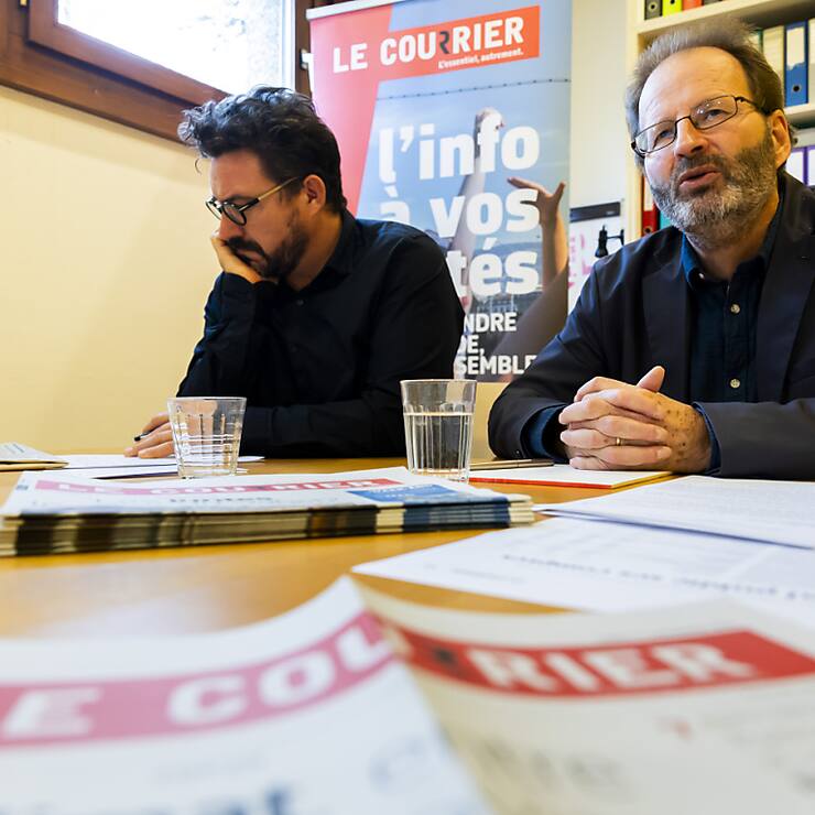 Julien Rey, le directeur administratif du Courrier, et Philipe Bach, le rédacteur en chef du journal, sont inquiets pour l'avenir de la presse régionale écrite.