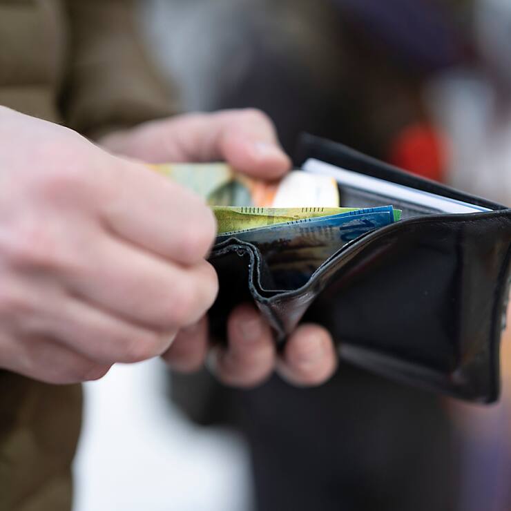 En 2022, les ménages ont consacré en moyenne 4949 francs par mois, soit 49,8% de leur revenu brut, à leurs dépenses de consommation, selon l'OFS (image d'illustration).