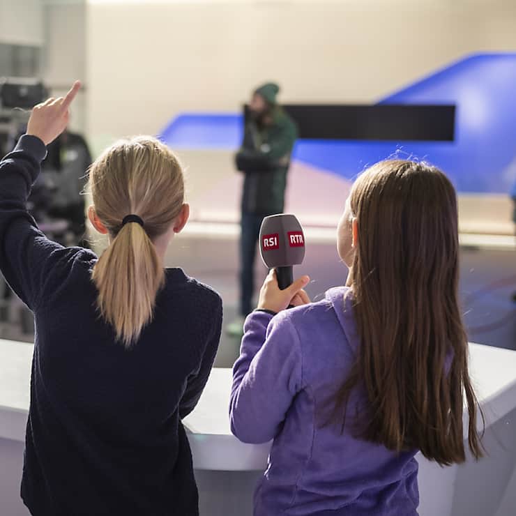 Deux jeunes participantes explorent le studio de télévision de la SSR au centre des médias du Palais fédéral lors de la journée Futur en tous genres de l'agence de presse Keystone-ATS.