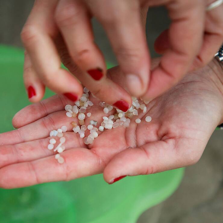 Une bénévole montre des boulettes de plastique ramassées sur une plage à Nigran en Espagne en janvier dernier.