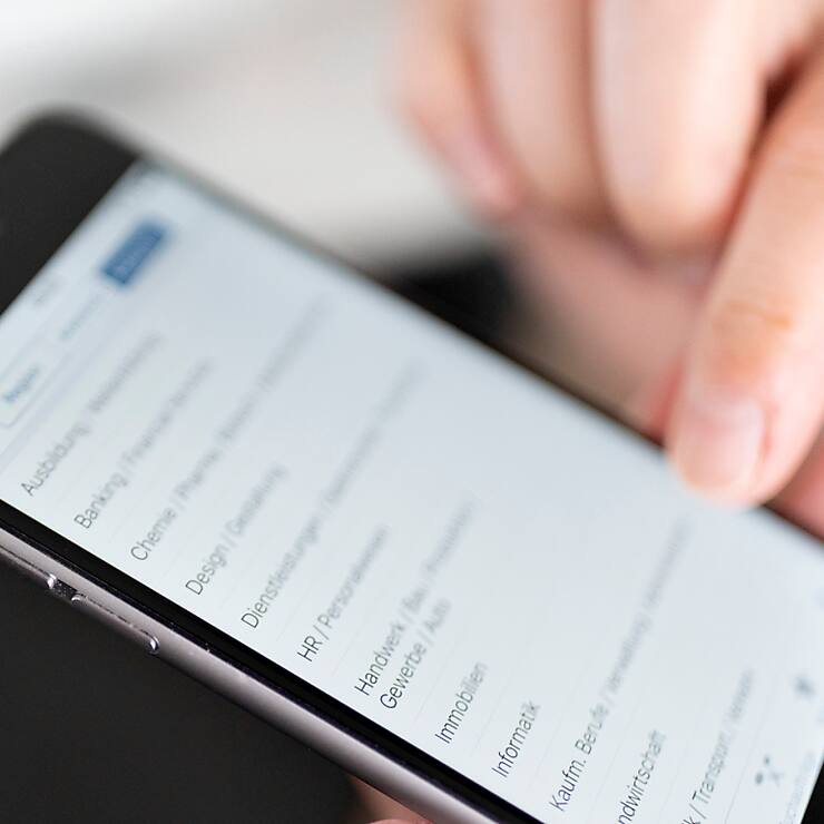 Chez les personnes de 60 ans et plus, il existe de grandes différences entre les sexes dans le domaine des compétences numériques avancées (image symbolique).