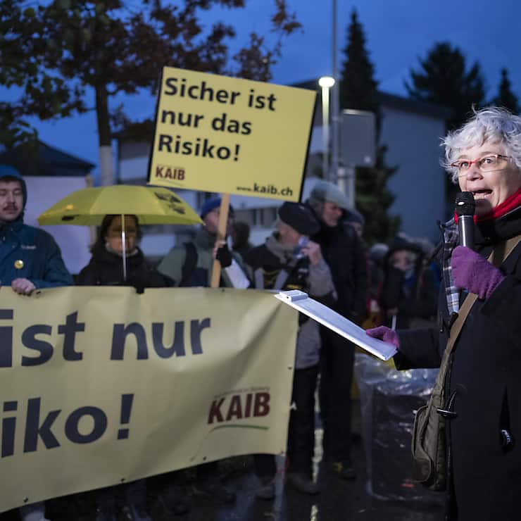 La manifestation a réuni quelques dizaines d'opposants à la construction, à Stadel (ZH), d'un dépôt en couches profondes pour les déchets hautement radioactifs.