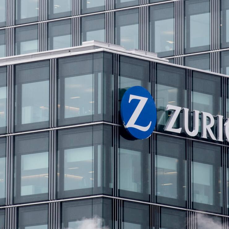 Pour atteindre ces objectifs, Zurich veut continuer à renforcer ses activités avec la clientèle entreprises. Le bénéfice opérationnel doit dépasser les 4,2 milliards de dollars et les primes brutes 10 milliards d'ici fin 2027.(KEYSTONE/Ennio Leanza)