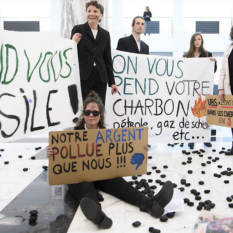 Des militants du mouvement de la grève pour le climat ont répandu des morceaux de charbon dans une succursale d'UBS à Lausanne en janvier 2020 (archives).