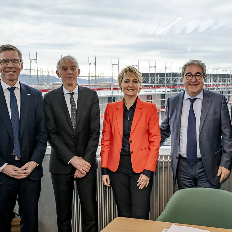 De gauche à droite vendredi matin au Biopôle à Epalinges (VD): Joël Mesot, président de l'EPFZ, Martin Vetterli, président de l'EPFL, Isabelle Moret (économie) et Frédéric Borloz (formation), ministres vaudois, et Olivier Verscheure, directeur exécutif du Swiss Data Science Center.