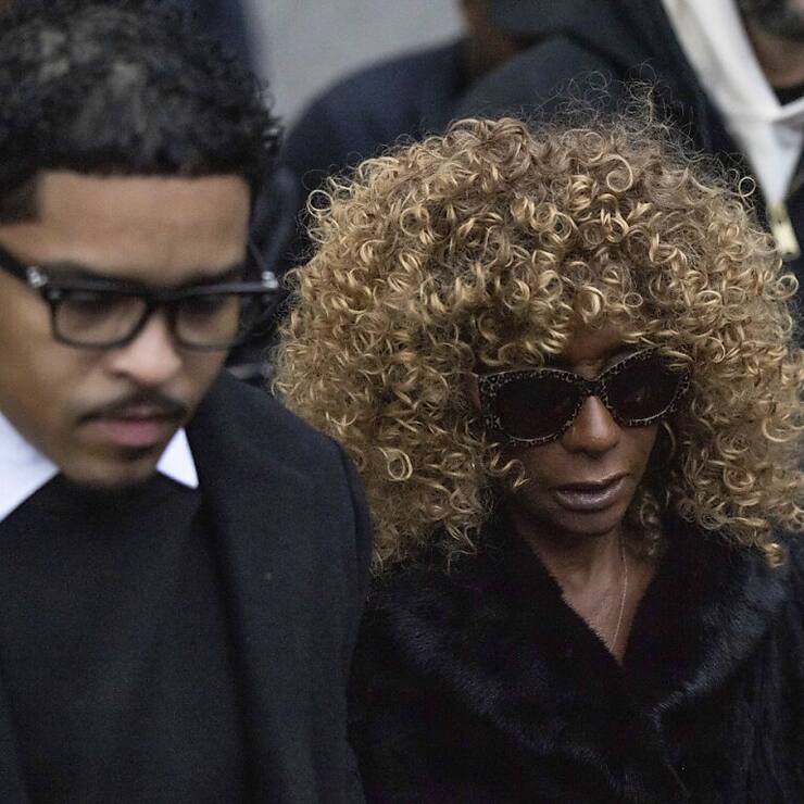 Justin Dior Combs (gauche) fils, et Janice Combs, (droite), mère de Sean "Diddy" Combs, quittent le tribunal fédéral de Manhattan vendredi.
