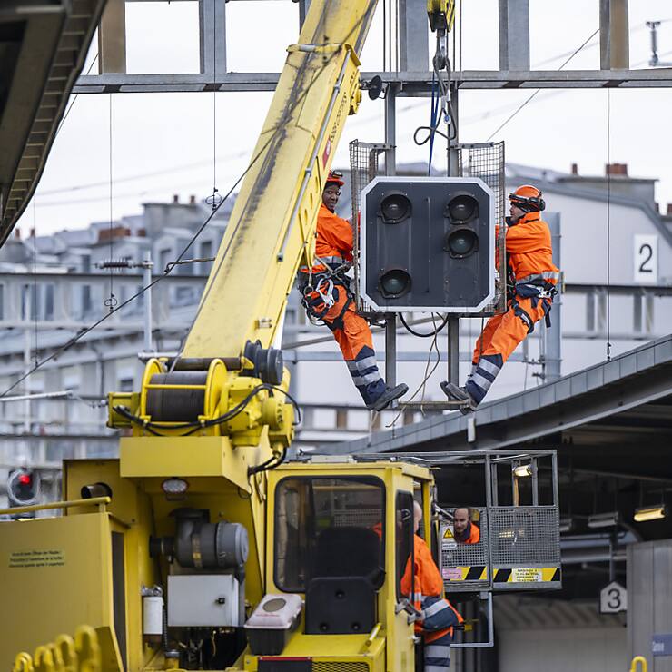 Des employés des CFF démontaient les anciens signaux, dimanche matin, pour les remplacer par des nouveaux appareils.