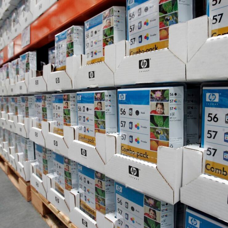HP réduirait au fil des années "la quantité d'encre dans ses cartouches tout en augmentant leurs prix, atteignant jusqu'à 7500 euros le litre", selon l'association Halte à l'obsolescence programmée.