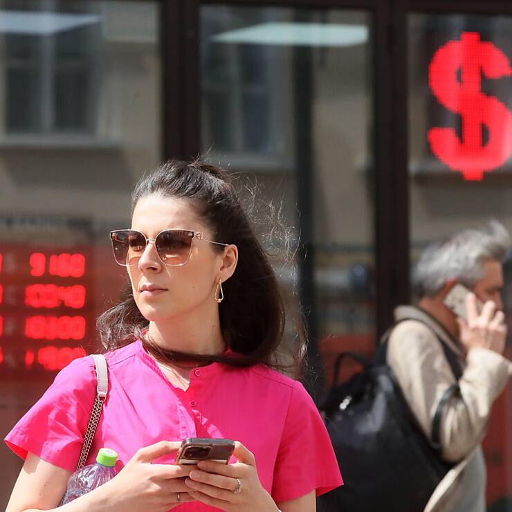 La devise russe, très volatile depuis trois ans, s'échangeait officiellement à 110 roubles contre le dollar. (archives)