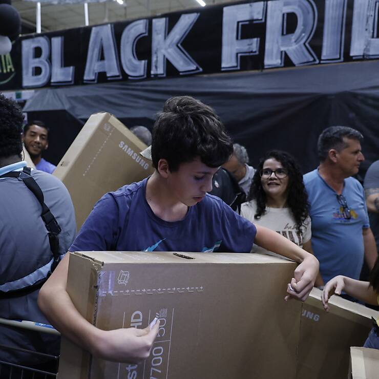 Face à l'inflation, les consommateurs américains font la chasse aux bonnes affaires et certaines enseignes ont ces dernières années débuté leurs promotions du Black Friday dès octobre.
