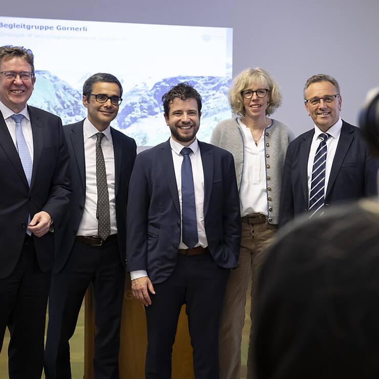 Le conseiller fédéral Albert Rösti, Beat Imboden (directeur de Grande Dixence SA), Amédée Murisier (président de Grande Dixence SA), la présidente de Zermatt Romy Biner-Hauser et le conseiller d'Etat valaisan Roberto Schmidt ont fait le point sur le projet du Gornerli.