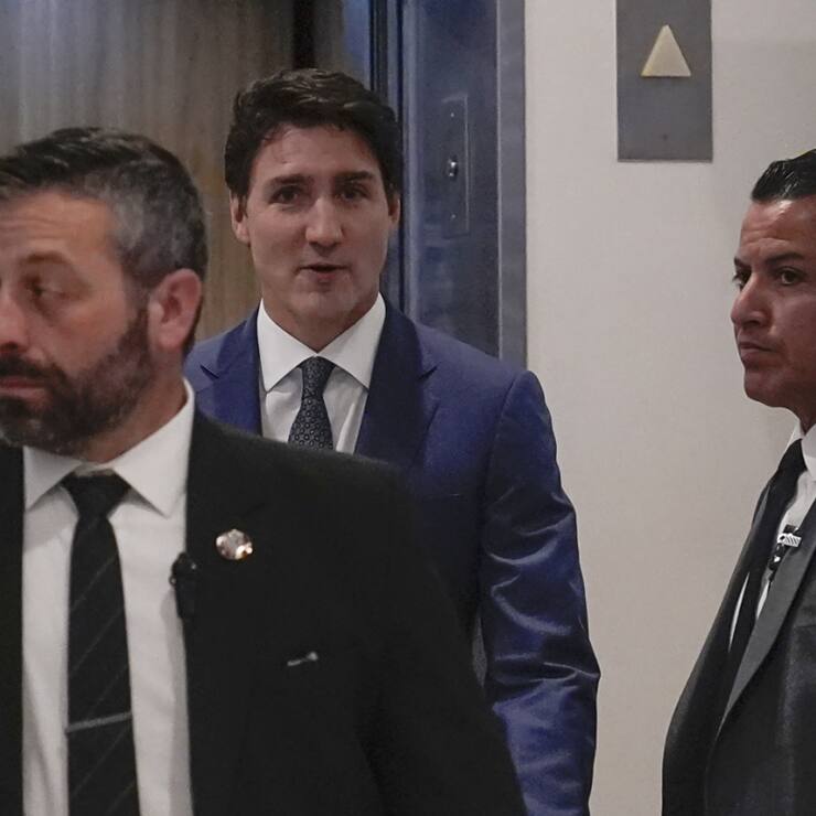 Le premier ministre canadien s'est rendu en Floride pour rencontrer Donald Trump , suite à la menace de faire passer les droits de douane à 25% dès janvier avec son pays.