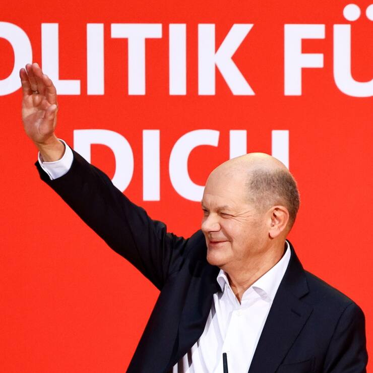 Devant des centaines de membres du parti social-démocrate (SPD) à Berlin, Olaf Scholz a promis de garder "la tête froide" au sujet de la guerre entre la Russie et l'Ukraine, dénonçant les accents bellicistes de son adversaire.
