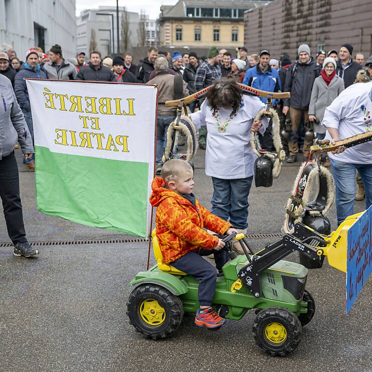 Les paysans ont manifesté avec des cloches et des drapeaux cantonaux.