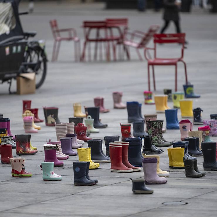 En  marge de la session d'hiver, des bottes de pluie pour enfants ont été déposées sur la Place fédérale pour symboliser les coûts de l'accueil extrafamilial.