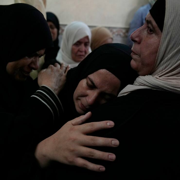 Le fonds norvégien s'est désengagé du groupe de télécoms israélien Bezeq, accusé de fournir ses services aux colonies israéliennes en Cisjordanie occupée, illégales au regard du droit international. Ici, les funérailles d'un Palestinien de 23 ans tués par des colons israéliens à Jit.