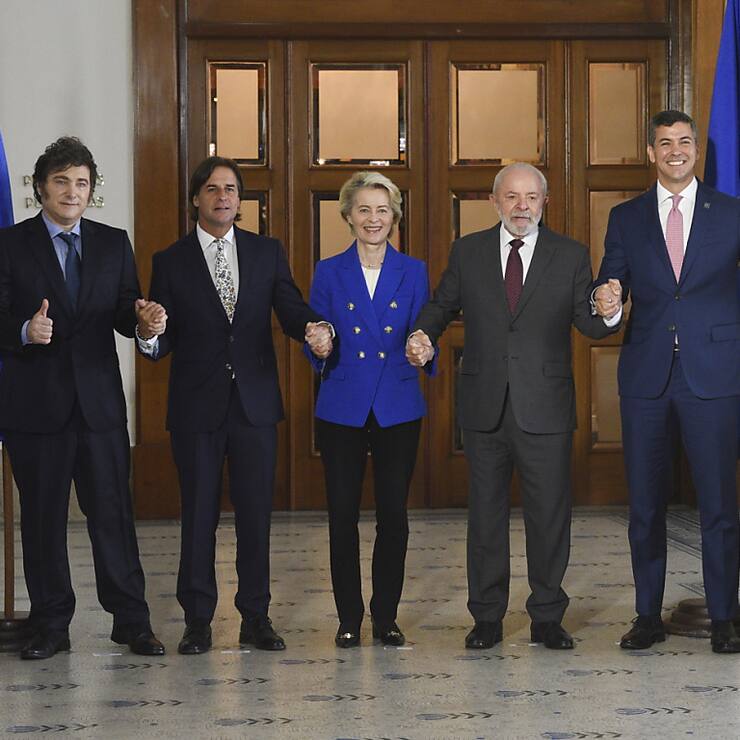 Ursula von der Leyen avec les dirigeants des quatre pays fondateurs du Mercosur (Argentine, Uruguay, Brésil et Paraguay).