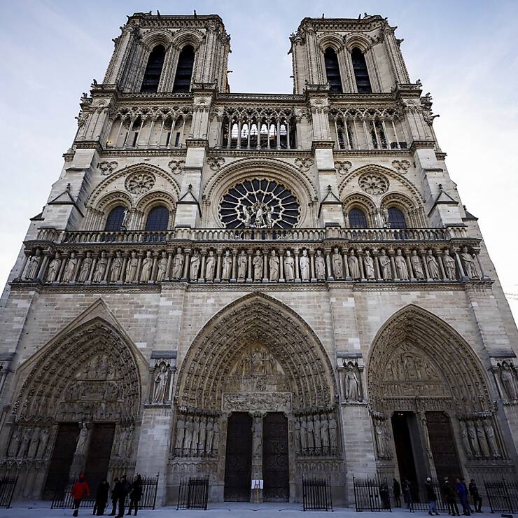 Les festivités en l'honneur de Notre-Dame commencent samedi à 19H00, avec l'ouverture des portes de la cathédrale par l'archevêque de Paris.