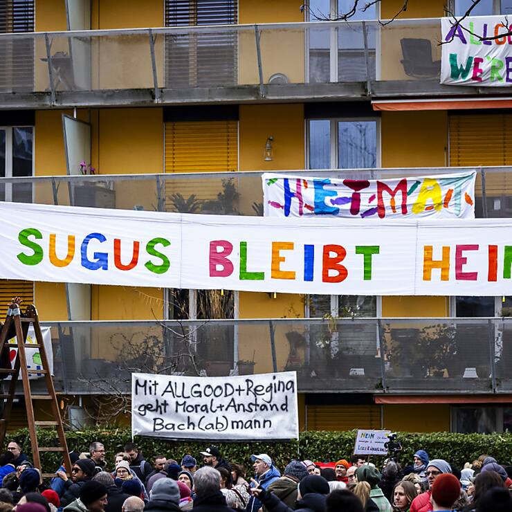 Des Zurichois ont manifesté dimanche après que les habitants de 105 appartements dans trois immeubles, surnommés "Sugus" en raison de leurs couleurs, ont reçu la résiliation de leur baux.