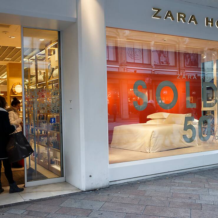 Entre août et fin octobre,  Inditex, propriétaire notamment des magasins Zara, a dégagé un bénéfice net de 1,68 milliard d'euros (1,56 milliard de francs), 6% de plus que les 1,59 milliards d'euros du troisième trimestre 2023 (archives).