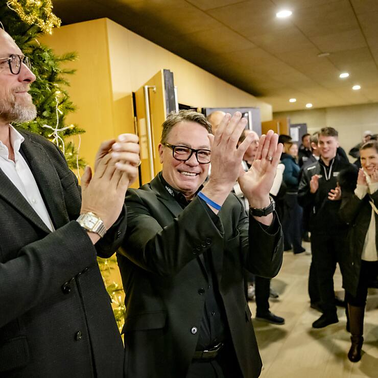 Chris McSorley (au centre), président de Sierre-Valais Sport, se réjouit après le vote positif du Conseil général de Sierre sur le projet de Valais Arena.