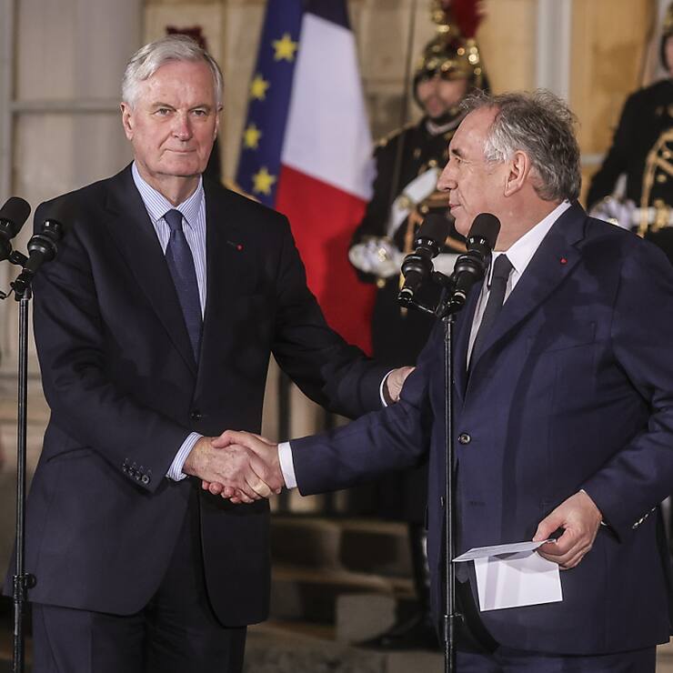 François Bayou (à droite sur le cliché) a été nommé pour succéder à Michel Barnier (à gauche) au poste de premier ministre.
