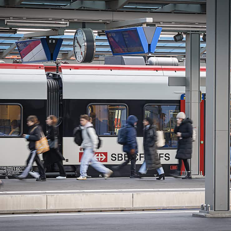 Ce sera surtout lundi matin, avec l'arrivée des pendulaires, que le nouvel horaire fera son véritable test, comme ici à Renens, un des nouveaux points névralgiques.