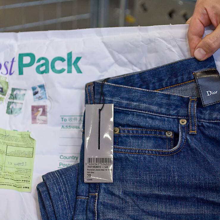 Les clients ne devraient pas devoir dédouaner eux-mêmes leurs paquets (archives).