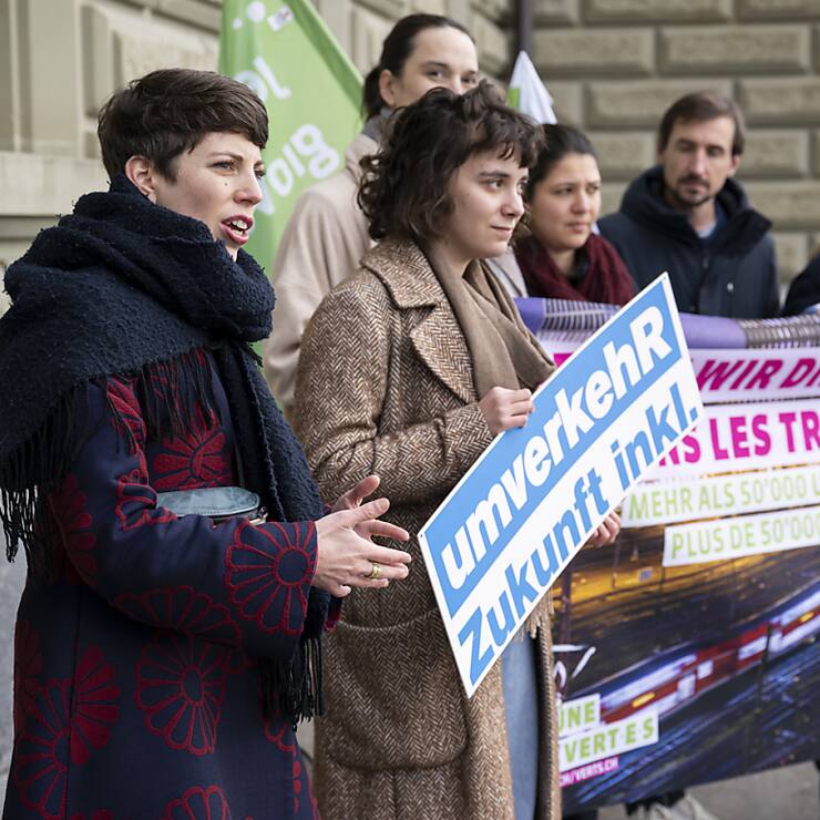 Lisa Mazzone, la présidente des Vert-e-s (à g.) et Magdalena Erni, chargée de campagne, remettent la pétition mercredi à Berne.
