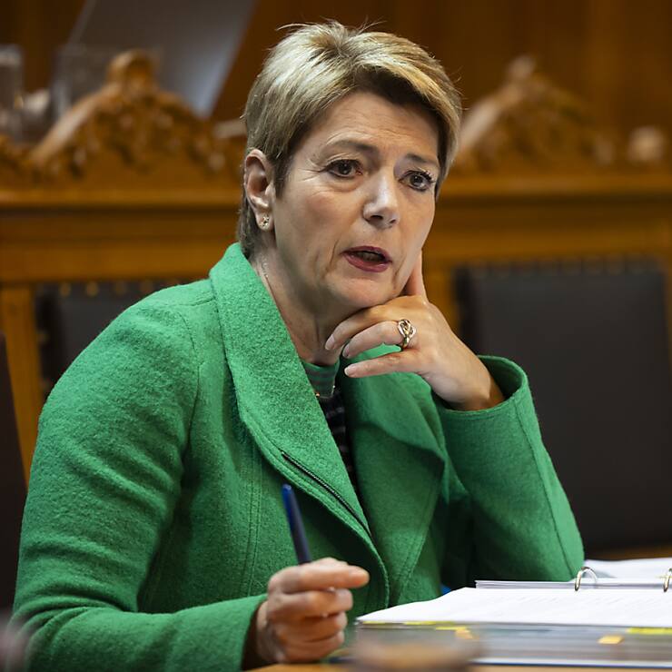 La ministre des finances Karin Keller-Sutter veut un registre fédéral des ayants droits pour lutter contre le blanchiment d'argent. Le Conseil des Etats est d'accord mais avec des nuances.