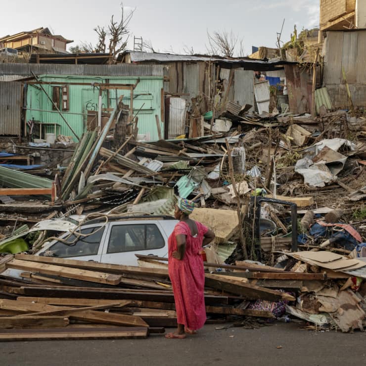 Face à l'ampleur des dégâts, Emmanuel Macron, attendu initialement pour quelques heures, a annoncé qu'il resterait jusqu'à vendredi à Mayotte.