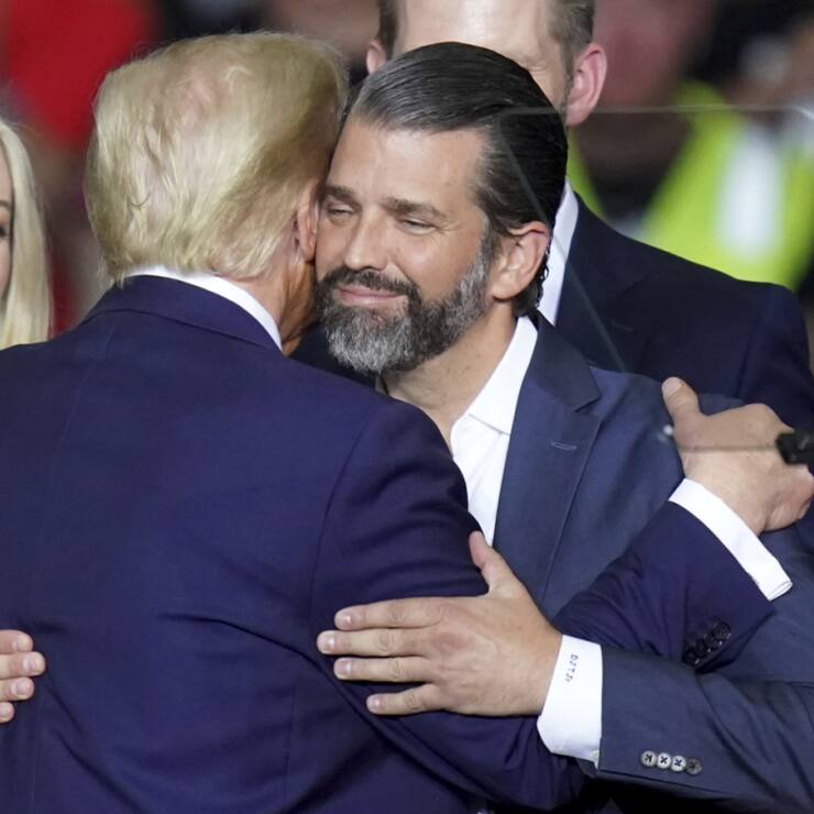 Donald Trump Jr, ici à droite, embrassant son père, a "seul droit de vote et autorité sur tous les titres détenus par le trust".