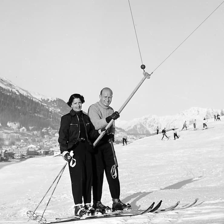 Un couple sur un téléski à arbalète en 1940 à Davos (photo d'archives KEYSTONE/PHOTOPRESS-ARCHIV/Str).
