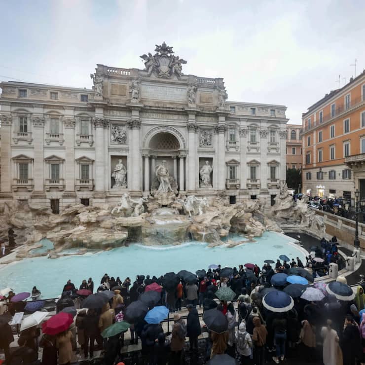 La municipalité de Rome va étudier la possibilité d'instaurer "un petit billet d'entrée" pour financer, entre autres, l'entretien de la célèbre fontaine de Trevi, rouverte dimanche après une rénovation de trois mois.