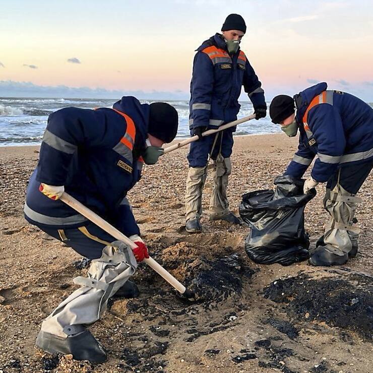 Des volontaires, en tenue de protection blanche, s'activaient pour débarrasser les plages de la région de Krasnodar des amas visqueux de mazout apportés par le courant, d'après des images publiées lundi par le gouverneur.