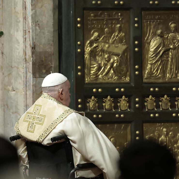 Le pape François a ouvert la "Porte Sainte" de la basilique Saint-Pierre, symbolisant l'inauguration de l'"Année sainte" 2025.