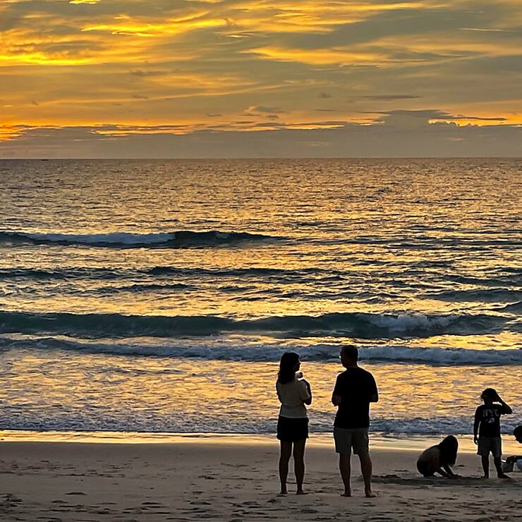 Les plages de Phuket tentent à nouveau les touristes, Suisses compris, 20 ans après le tsunami ravageur.