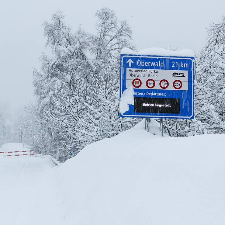 Un panneau indique la route pour le ferroutage à la Furka.
(archives)