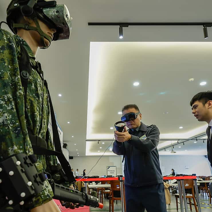 Face à la menace chinoise, les militaires de Taïwan s'exercent via des simulations. On voit ici le porte-parole du ministère Sun Li-fang (à droite) tester un simulateur de combat en réalité virtuelle à l'Institut national des sciences et technologies Chung-Shan, à Taichung, le 24 décembre.