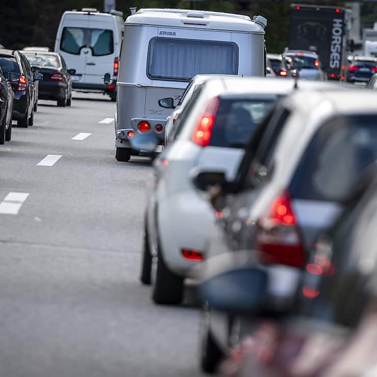 Au tunnel du Gothard, le trafic en direction du sud était ralenti par un bouchon de 10 km vendredi après-midi (archives).