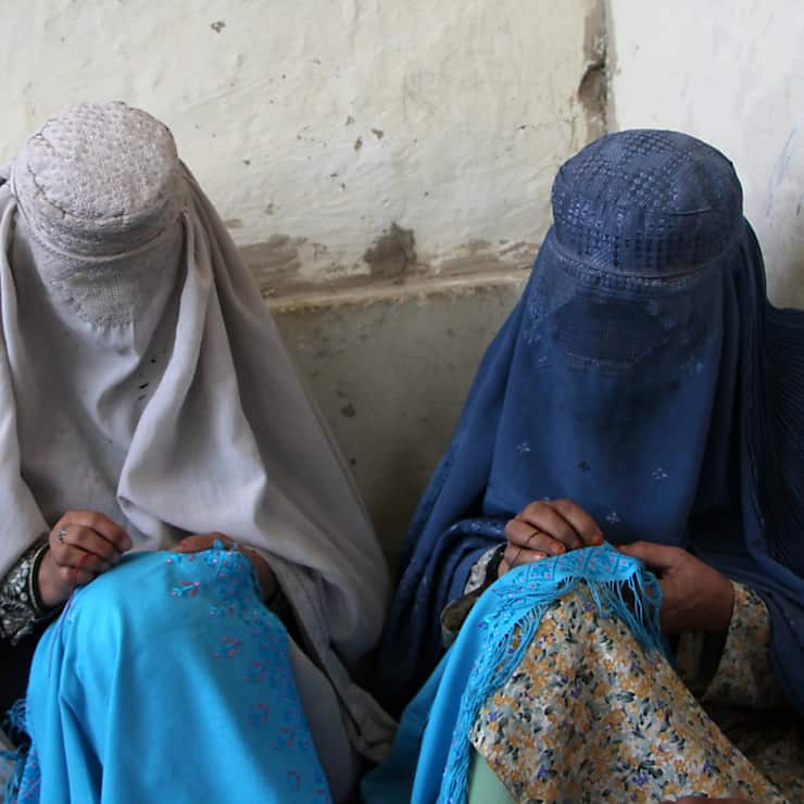 Depuis le retour des talibans au pouvoir,, les femmes ont progressivement été chassées de l'espace public, poussant l'ONU à dénoncer un "apartheid de genre".