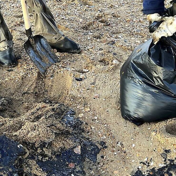 La marée noire n'en finit pas, à la suite de deux échouages de pétroliers le 15 décembre.