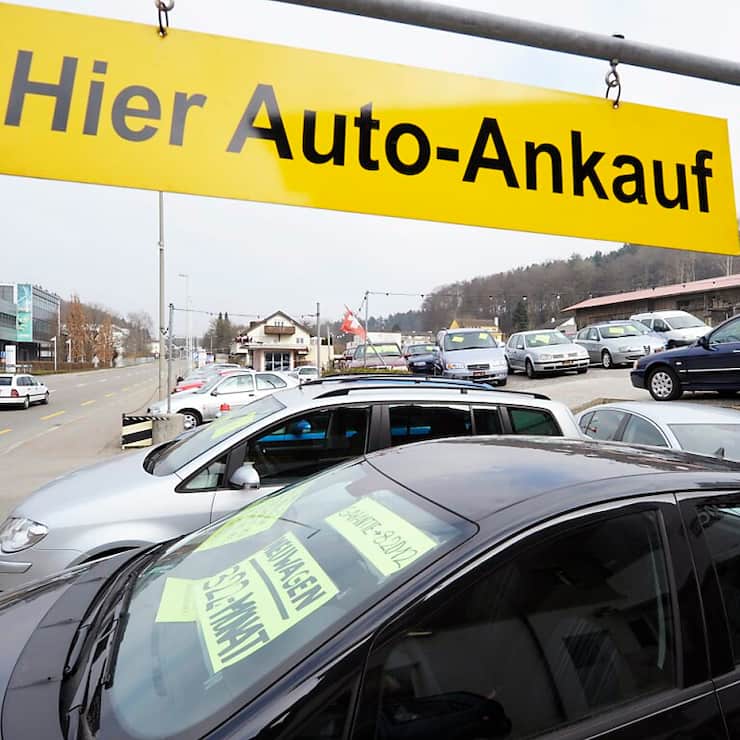 Alors que le nombre de premières immatriculations d'automobiles a chuté de 5% en 2024, l'affaiblissement de la conjoncture et des signaux politiques erronés concernant l'électromobilité ont pesé. (archives)