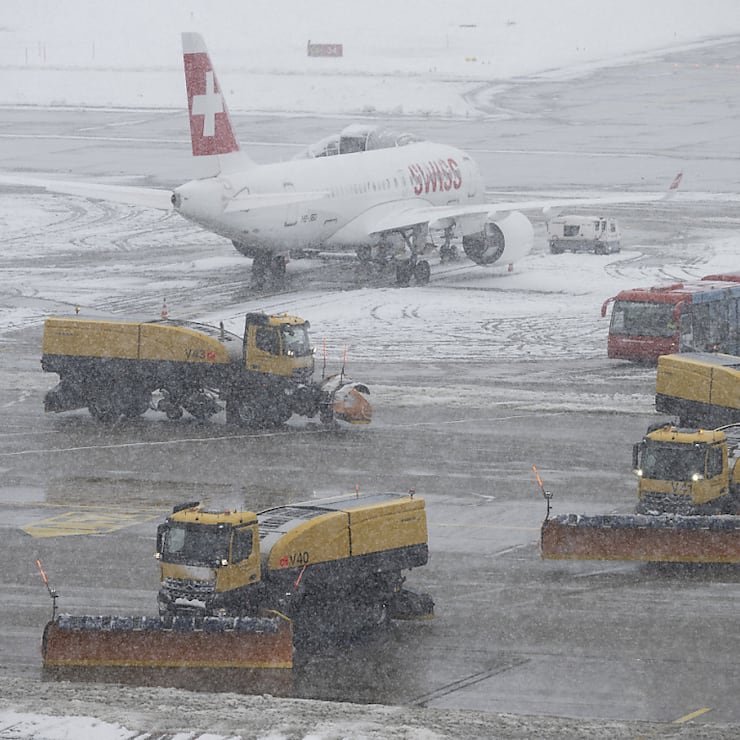 Véhicules de déblayage à l'aéroport de Zurich.