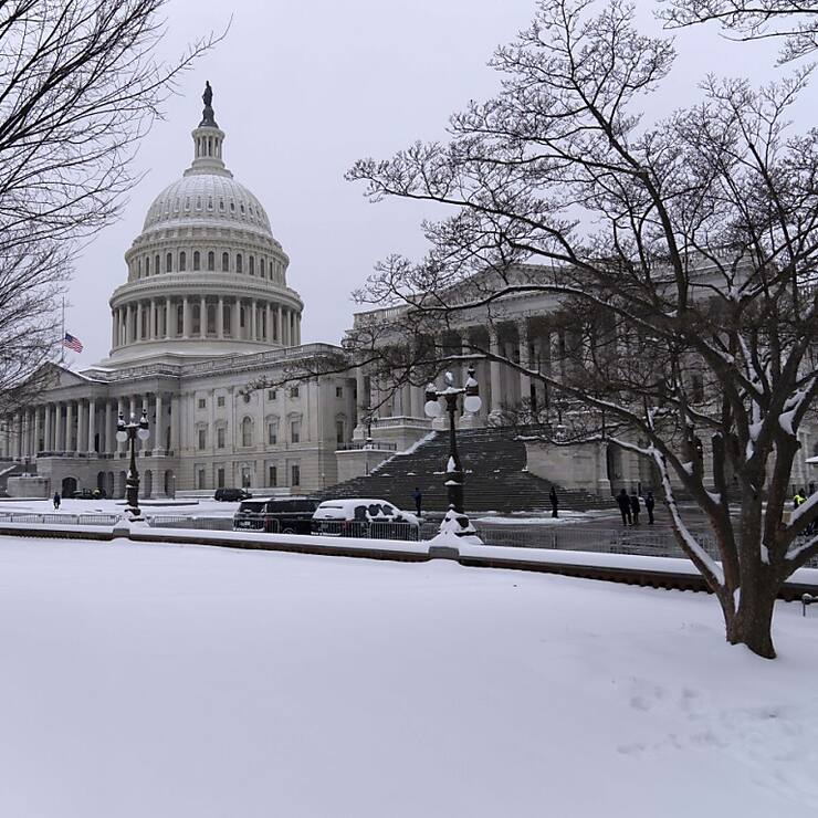Washington et le Capitole sont recouverts de neige.