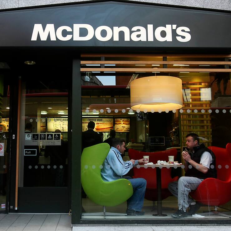 Une plainte collective a été déposée contre McDonald's au Royaume-Uni. Ici, un fast-food à Londres. (archive)