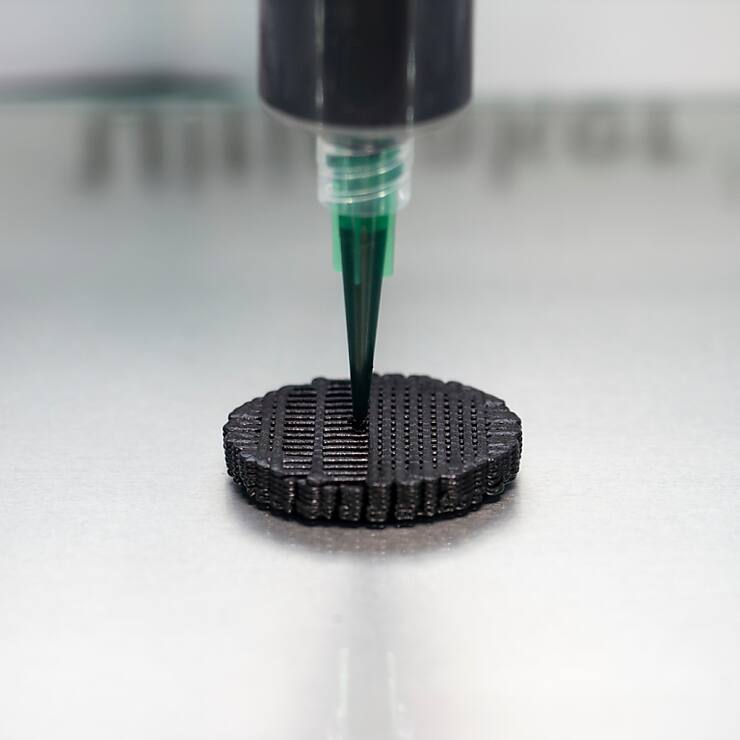 La pile fabriquée par impression 3D se compose de deux types de champignons différents.