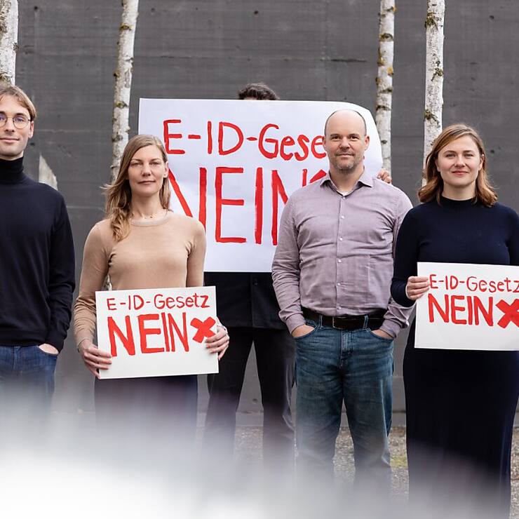 L'opposition contre l'identité électronique suisse grandit. Deux référendums ont déjà été annoncés.